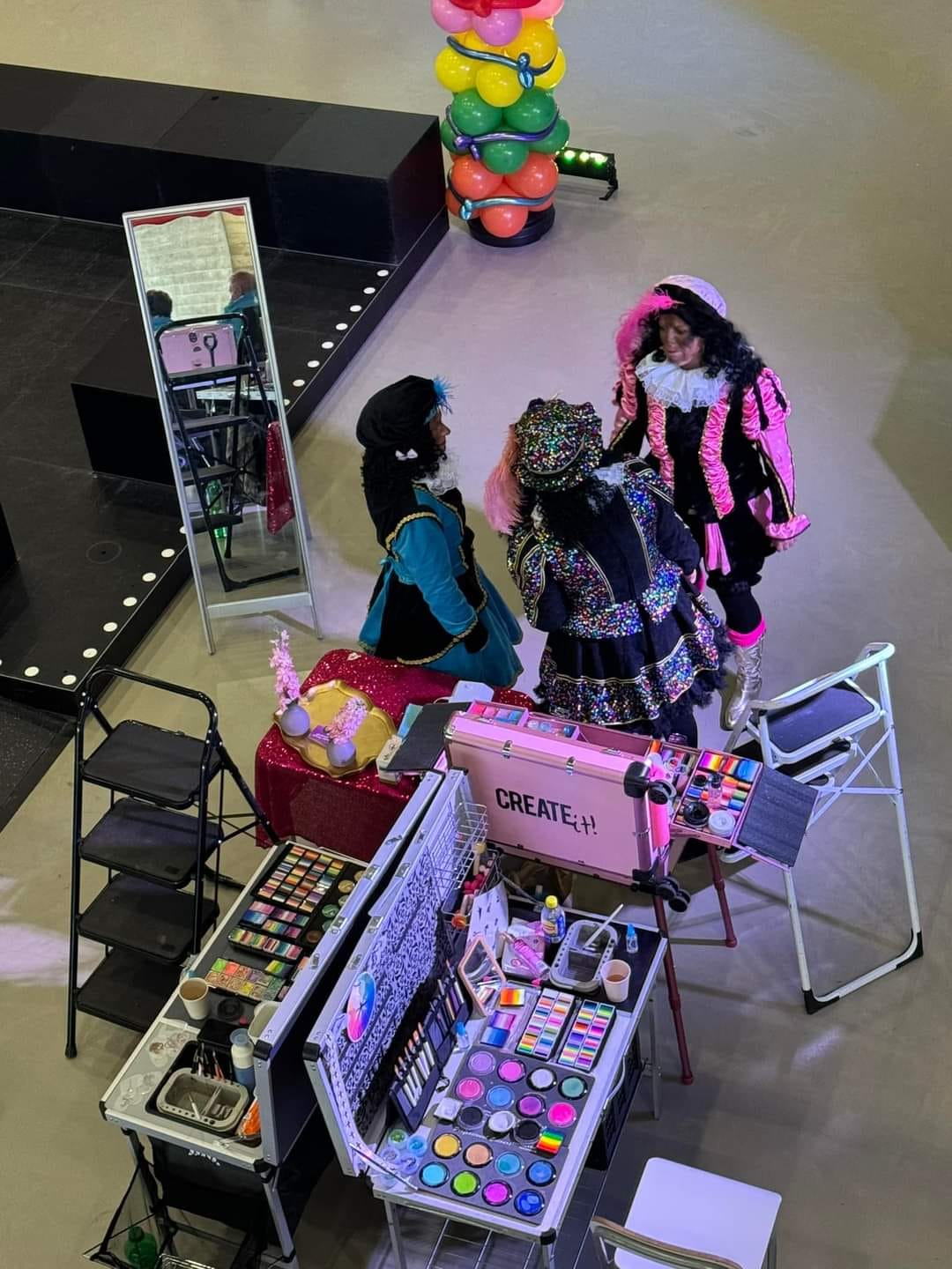 Schminkpiet aan het werk